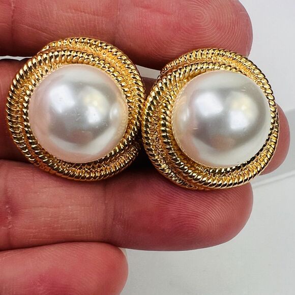 REVOLVE Heavenly Mayhem Gigi Earrings in Gold and Faux Center Pearl Post Back - Picture 3 of 6